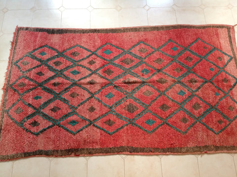 BENI MGUILD. 9'10"x5'6" Vintage Moroccan Rug. Wool Beni MGUILD Carpet. Modern Design.