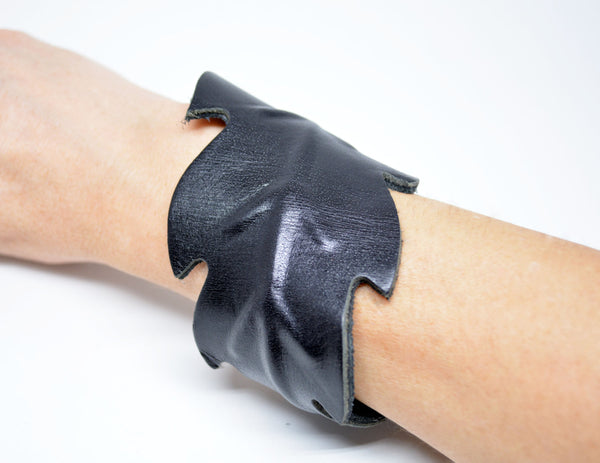 Leather Cuff Adjustable Leather Cuff Leaf Motif Black Leather Bracelet Leaf Jewelry Leather Accessories Gift for Her Bracciale in Pelle